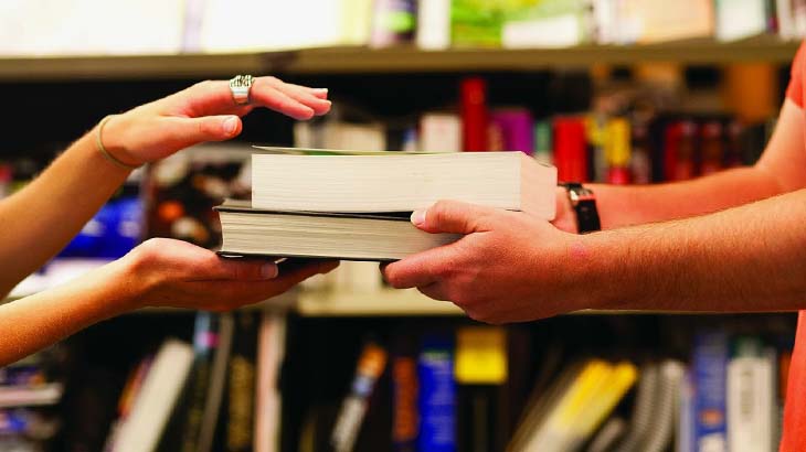 люди обмениваются книгами