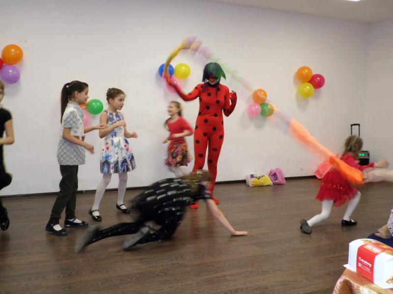 Игра детей с аниматором