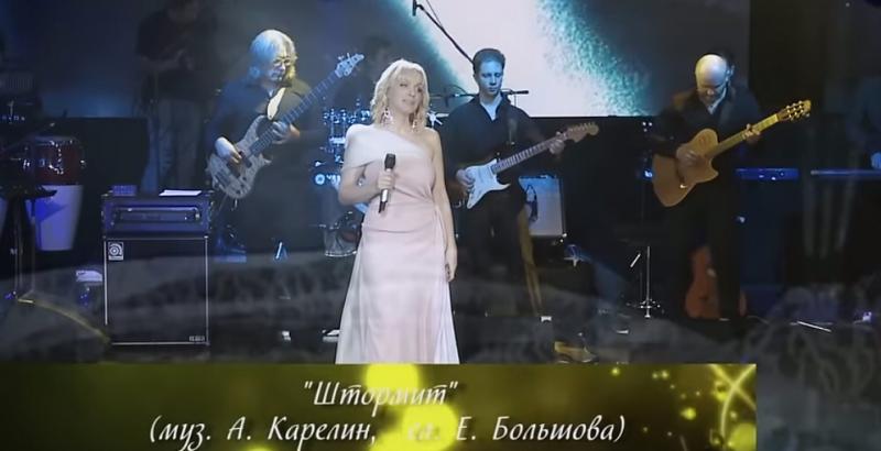 штормит
