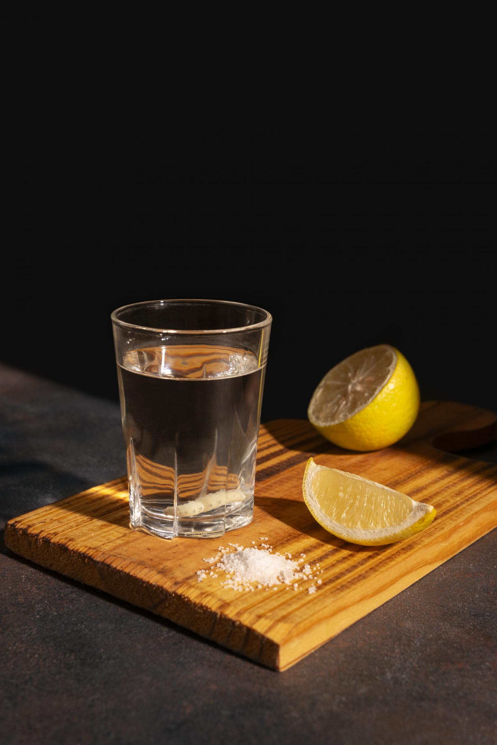 рюмка водки с лимоном