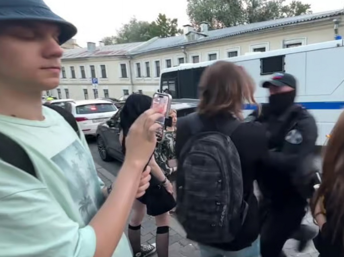 Нападение полицейского на безоружного гражданского. Стоп-кадр ролика с сайта VK Video
